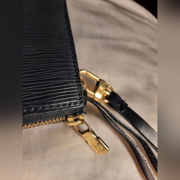 LOUIS VUITTON Epi Leather Pochette Accessoires Black - Picture 7 of 16